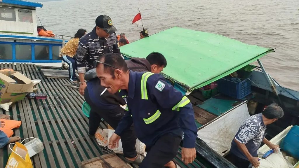KLM Berkat Usaha yang membawa puluhan tenaga kerja bongkar muat (TKBM) mengalami kebocoran hingga nyaris tenggelam.