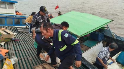 KLM Berkat Usaha yang membawa puluhan tenaga kerja bongkar muat (TKBM) mengalami kebocoran hingga nyaris tenggelam.
