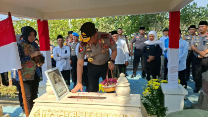 Makam Pahlawan Buruh Marsinah di Ziarahi Kapolri